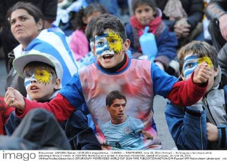 (140619) -- MONTEVIDEO, June 19, 2014 (Xinhua) -- An Uruguay s fan cheers while watching a Group D match of 2014 FIFA World Cup on a screen in downtown Montevideo, capital of Uruguay, on June 19, 2014. (Xinhua NicolasxCelaya)(pcy) (SP)URUGUAY-MONTEVIDEO-WORLD CUP 2014-FANS 