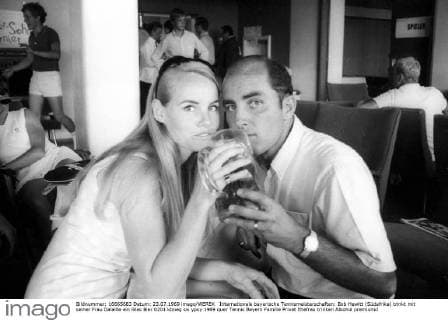 Internationale bayerische Tennismeisterschaften: Bob Hewitt (Südafrika) trinkt mit seiner Frau Dalaille ein Glas Bier