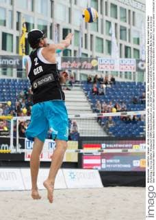 20.06.2014, Berlin, Washingtonplatz Beachvolleyball, Berlin smart Grand Slam Aufschlag Service Stefan Windscheif (GER)