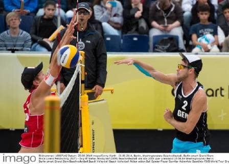 20.06.2014, Berlin, Washingtonplatz Beachvolleyball, Berlin smart Grand Slam Block Lorenz Petutschnig (AUT) - Angriff Stefan Windscheif (GER)