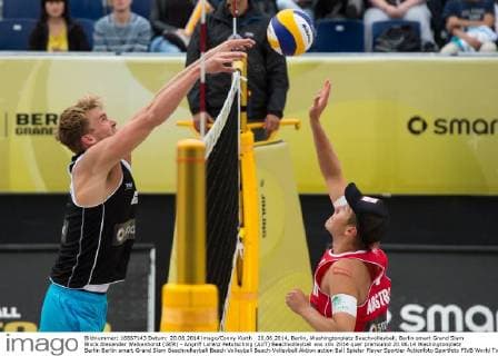 20.06.2014, Berlin, Washingtonplatz Beachvolleyball, Berlin smart Grand Slam Block Alexander Walkenhorst (GER) - Angriff Lorenz Petutschnig (AUT)