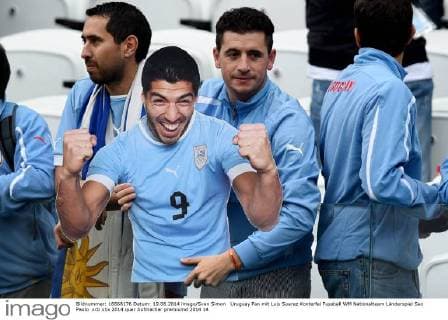 Uruguay Fan mit Luis Suarez Konterfei