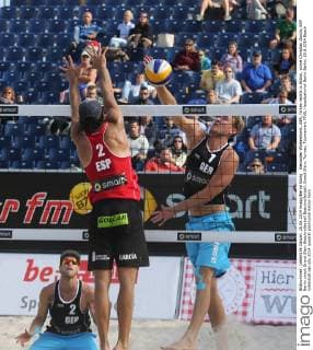 Alexander Walkenhorst, GER, hinten rechts in Aktion, vorne Christian Garcia, ESP Berlin smart Grand Slam Beachvolleyball Beachvolleyball, Grand Slam, Turnier, Tournament FIVB, Hauptbahnhof Berlin Berlin, 20.6.2014
