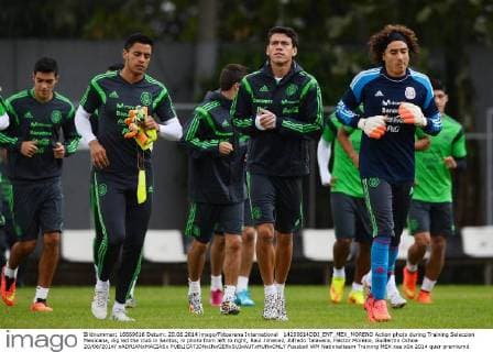 14200614DDI_ENT_MEX_MORENO Action photo during Training Seleccion Mexicana, dig led the club in Santos, in photo from left to right, Raul Jimenez, Alfredo Talavera, Hector Moreno, Guillermo Ochoa 20 06 2014 xADRIANxMACIASx 
