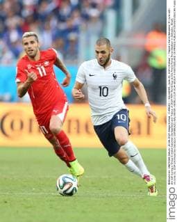 (140620) -- SALVADOR, June 20, 2014 (Xinhua) -- France s Karim Benzema (R) runs with the ball during a Group E match between Switzerland and France of 2014 FIFA World Cup at the Arena Fonte Nova Stadium in Salvador, Brazil, on June 20, 2014.(Xinhua Cao Can)(pcy) (SP)BRAZIL-SALVADOR -WORLD CUP 2014-GROUP E-SWITZERLAND VS FRANCE 