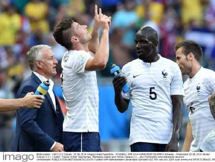FUSSBALL WM 2014 VORRUNDE GRUPPE E Schweiz - Frankreich 20.06.2014 Olivier Giroud (2.v.l.) jubelt. Trainer Didier Deschamps, Mamadou Sakho und Yohan Cabaye (v.l., alle Frankreich) sind emotional deutlich verhaltender