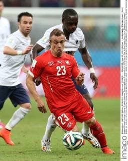 (140620) -- SALVADOR, June 20, 2014 (Xinhua) -- Switzerland s Xherdan Shaqiri (front) breaks through during a Group E match between Switzerland and France of 2014 FIFA World Cup at the Arena Fonte Nova Stadium in Salvador, Brazil, on June 20, 2014.(Xinhua Cao Can)(pcy) (SP)BRAZIL-SALVADOR -WORLD CUP 2014-GROUP E-SWITZERLAND VS FRANCE 