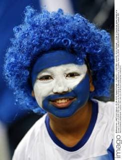 (140620) -- CURITIBA, June 20, 2014 (Xinhua) -- A fan of Honduras poses ahead of a Group E match of 2014 FIFA World Cup at the Arena da Baixada Stadium in Curitiba, June 20, 2014. 