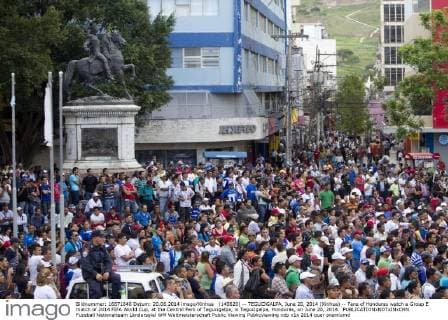 (140620) -- TEGUCIGALPA, June 20, 2014 (Xinhua) -- Fans of Honduras watch a Group E match of 2014 FIFA World Cup, at the Central Park of Tegucigalpa, in Tegucigalpa, Honduras, on June 20, 2014. 