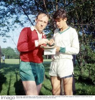 Uwe Seeler (Hamburger SV) gibt einem Jungen ein Autogramm
