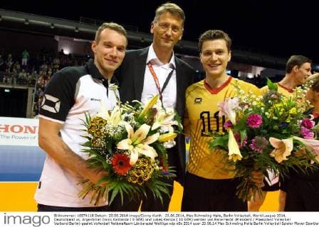 20.06.2014, Max Schmeling Halle, Berlin Volleyball, World League 2014, Deutschland vs. Argentinien Denis Kaliberda ( 6 GER) und Lukas Kampa ( 11 GER) werden von Rene Hecht (Präsident Praesident Volleyball Verband Berlin) geehrt