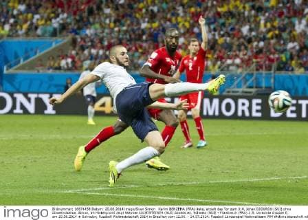 Karim BENZEMA (FRA) links, erzielt das Tor zum 0:4, Johan DJOUROU (SUI) ohne Abwehrchance, Aktion, im Hintergrund zeigt Stephan LICHTSTEINER (SUI) Abseits an, Schweiz (SUI) - Frankreich (FRA) 2:5, Vorrunde Gruppe E, am 20.06.2014 in Salvador; Fussball Weltmeistschaft 2014 in Brasilien vom 12.06. - 14.07.2014.