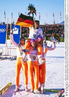 SKISPRINGEN, OLYMPISCHE WINTERSPIELE 1994 IN LILLEHAMMER Jens Weissflog jubelt auf den Schultern von Hansjoerg Jaeckle, Dieter Thoma und Christoph Duffner uber Mannschaftsgold FOTO (C): WEREK Pressebildagentur xxNOxMODELxRELEASExx