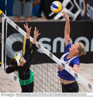 21.06.2014, Berlin, Washingtonplatz Beachvolleyball, Berlin smart Grand Slam, Viertelfinale Block Agatha Bednarczuk (BRA) - Angriff Britta Büthe Buethe ( 2 GER)