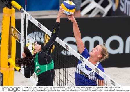21.06.2014, Berlin, Washingtonplatz Beachvolleyball, Berlin smart Grand Slam, Viertelfinale Agatha Bednarczuk (BRA) - Britta Büthe Buethe ( 2 GER) Netzduell