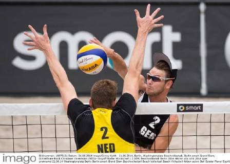 21.06.2014, Berlin, Washingtonplatz Beachvolleyball, Berlin smart Grand Slam, Achtelfinale Block Christiaan Varenhorst (NED) - Angriff Stefan Windscheif ( 2 GER)