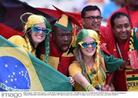 FUSSBALL WM 2014 VORRUNDE GRUPPE Fans aus Ghana und Brasilien