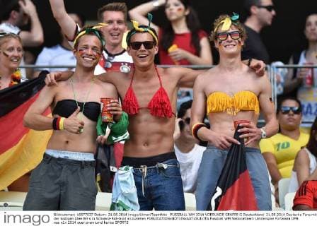 FUSSBALL WM 2014 VORRUNDE GRUPPE G Deutschland 21.06.2014 Deutsche Fans mit der lustigen Idee BH s in Schwarz-Rot-Gold anzuziehen