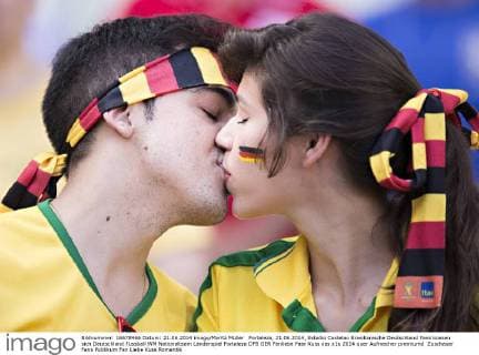 Fortaleza, 21.06.2014, Estadio Castelao Brasilianische Deutschland Fans küssen sich Deutschland