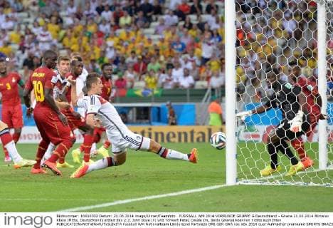 FUSSBALL WM 2014 VORRUNDE GRUPPE G Deutschland - Ghana 21.06.2014 Miroslav Klose (Mitte, Deutschland) erzielt das 2:2. John Boye (li) und Torwart Fatau Dauda (re, beide Ghana) koennen nichts ausrichten