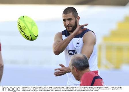 Karim Benzema (Fra) trainiert mit einem Rugby Ball - FOOTBALL : FIFA WM 2014 - Ribeirao Preto - 21 06 2014 JBAutissier 