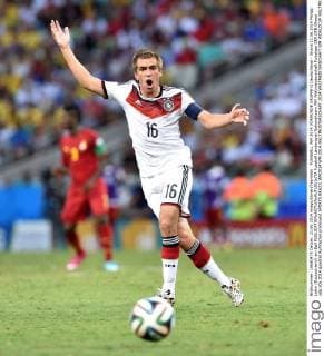 FUSSBALL WM 2014 VORRUNDE GRUPPE G Deutschland - Ghana 21.06.2014 Philipp Lahm (Deutschland) am Ball