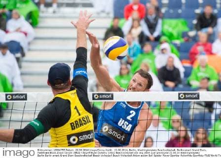 22.06.2014, Berlin, Washingtonplatz Beachvolleyball, Berlin smart Grand Slam, Halbfinale Block Alison Cerutti (BRA) - Angriff Ryan Doherty (USA)