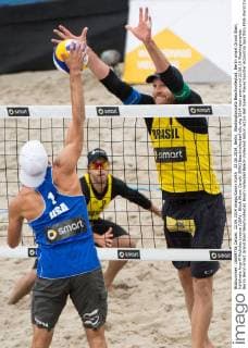 22.06.2014, Berlin, Washingtonplatz Beachvolleyball, Berlin smart Grand Slam, Halbfinale Angriff Nicholas Lycena (USA) - Block Alison Cerutti (BRA)