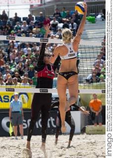 22.06.2014, Berlin, Washingtonplatz Beachvolleyball, Berlin smart Grand Slam, Spiel Platz 3 4 Block Fan Wang (CHN) - Angriff Karla Borger ( 1 GER)