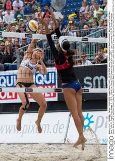 22.06.2014, Berlin, Washingtonplatz Beachvolleyball, Berlin smart Grand Slam, Spiel Platz 3 4 Angriff Karla Borger ( 1 GER) - Block Fan Wang (CHN)