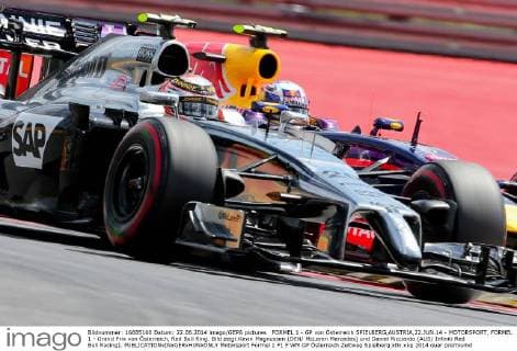 FORMEL 1 - GP von Österreich SPIELBERG,AUSTRIA,22.JUN.14 - MOTORSPORT, FORMEL 1 - Grand Prix von Österreich, Red Bull Ring. Bild zeigt Kevin Magnussen (DEN McLaren Mercedes) und Daniel Ricciardo (AUS Infiniti Red Bull Racing). 