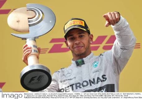 FORMEL 1 - GP von Österreich SPIELBERG,AUSTRIA,22.JUN.14 - MOTORSPORT, FORMEL 1 - Grand Prix von Österreich, Red Bull Ring, Siegerehrung. Bild zeigt den Jubel von Lewis Hamilton (GBR Mercedes GP). Keywords: Pokal. 