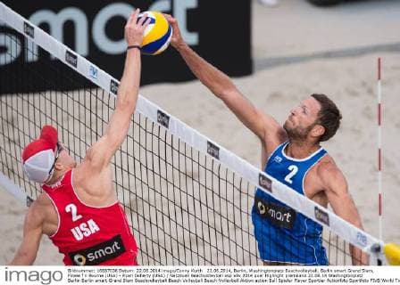 22.06.2014, Berlin, Washingtonplatz Beachvolleyball, Berlin smart Grand Slam, Finale Tri Bourne (USA) - Ryan Doherty (USA) Netzduell