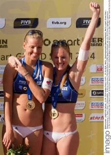 22.06.2014, Berlin, Washingtonplatz Beachvolleyball, Berlin smart Grand Slam, Siegerehrung 1. Platz Gold Goldmedaille: Kristyna Kolocova Marketa Slukova (CZE)