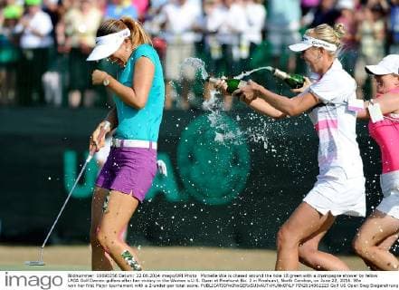Michelle Wie is chased around the hole 18 green with a champagne shower by fellow LPGA Golf Damen golfers after her victory in the Women s U.S. Open at Pinehurst No. 2 in Pinehurst, North Carolina, on June 22, 2014. Wie won her first Major tournament with a 2-under-par total score.  PIN2014062223