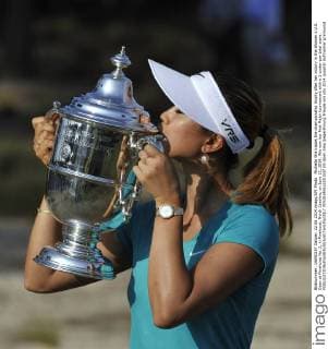 Michelle Wie kisses the championship trophy after her victory in the Women s U.S. Open at Pinehurst No. 2, in Pinehurst, North Carolina, on June 22, 2014. Wie won her first Major tournament with a 2-under-par total score.  PIN2014062228