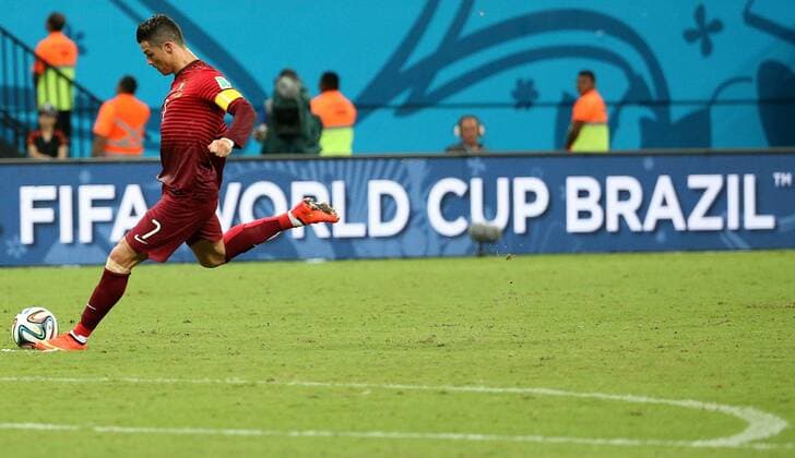 (140622) -- MANAUS, June 22, 2014 (Xinhua) -- Portugal s Cristiano Ronaldo shoots a freeball during a Group G match between U.S. and Portugal of 2014 FIFA World Cup at the Arena Amazonia Stadium in Manaus, Brazil, June 22, 2014.(Xinhua Li Ming) (SP)BRAZIL-MANAUS-WORLD CUP 2014-GROUP G-US VS PORTUGAL 