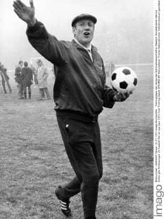 Trainingslager der deutschen Nationalmannschaft in Malente: Bundestrainer Helmut Schön gibt Anweisungen