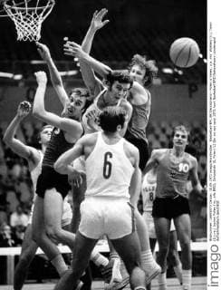 EuroBasket 2022, DBB, Historie, EM - Historie Basketball-EM, BR Deutschland - Polen in Essen, u.a. mit: Wohlers (li.), Timm (2.v.re.) Jochen Pollex (re., alle BRD), Dolczewski (6, Polen)