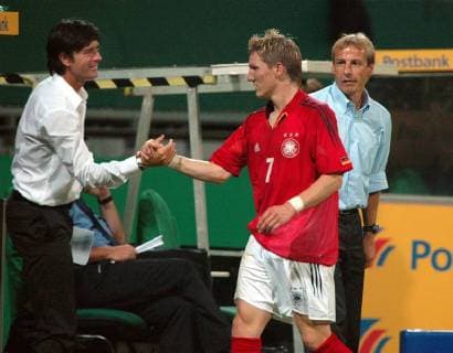 Deutschland-Südafrika 4:2 7.9.05 in Bremen. Ass. Löw gratuliert Sebastian Schweinsteiger. Rechts: Bundestr. Jürgen Klinsmann. 07.09.2005. HM