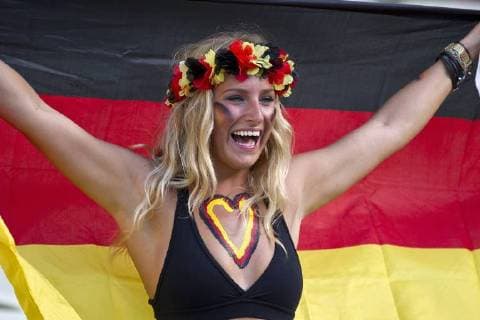 Weiblicher deutscher Fan auf der Tribüne ; Deutschland (GER) - Vorrunde Gruppe G, Spiel 29, am 21.06.2014 in Fortaleza; Fussball Weltmeisterschaft 2014.