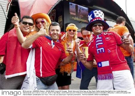 Dutch fans and Chile fans at Sao Paolo Netherlands fans before the match between Netherlands and Chile on June 23, 2014 in Sao Paulo 2013 2014 xVIxxIVx 2394118
