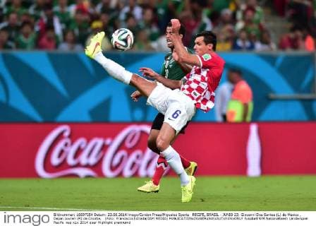 RECIFE, BRASIL - JUNIO 23: Giovanni Dos Santos (L) de Mexico , Dejan Lovren (R) de Croatia, (Foto: FranciscoxEstrada JAM MEDIA) 