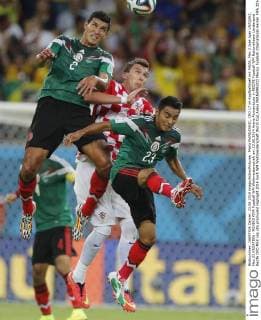 Mario MANDZUKIC, CRO 17 im Kopfballduell mit MAZA, Mex 2 Jose Juan VAZQUEZ, Mex 23 KROATIEN - MEXIKO FIFA Fussball WM Weltmeisterschaft am 23.06.2014 Arena Pernambuco in RECIFE