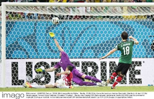 Recife, 23.06.2014, Arena Pernambuco Andres Guardado (Mexiko) mit dem 2:0 für Mexiko gegen Torwart Stipe Pletikosa (Kroatien) Kroatien - Mexiko mm