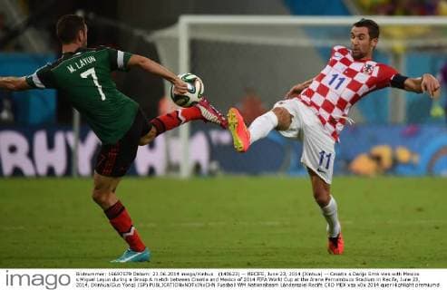 (140623) -- RECIFE, June 23, 2014 (Xinhua) -- Croatia s Darijo Srna vies with Mexico s Miguel Layun during a Group A match between Croatia and Mexico of 2014 FIFA World Cup at the Arena Pernambuco Stadium in Recife, June 23, 2014. (Xinhua Guo Yong) (SP) 