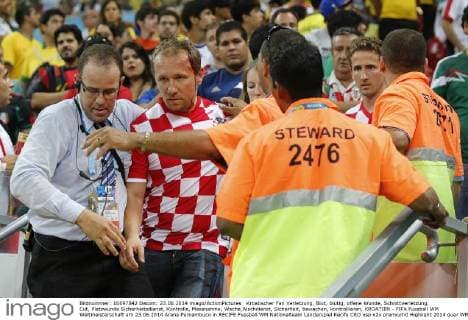Kroatischer Fan Verletzung, Blut, blutig, offene Wunde, Schnittverletzung, Cut, Platzwunde Sicherheitsdienst, Kontrolle, Massnahme, Wache,Wachdienst, Sicherheit, bewachen, kontrollieren, KROATIEN - FIFA Fussball WM Weltmeisterschaft am 23.06.2014 Arena Pernambuco in RECIFE
