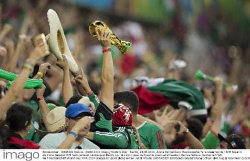 Recife, 23.06.2014, Arena Pernambuco Mexikanische Fans stemmen den WM Pokal in die Höhe