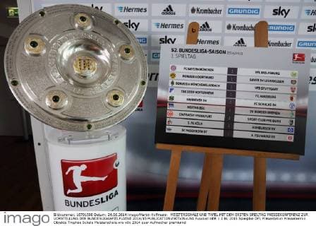 MEISTERSCHALE UND TAFEL MIT DEM ERSTEN SPIELTAG PRESSEKONFERENZ ZUR VORSTELLUNG DER BUNDESLIGASPIELPLAENE 2014 15 