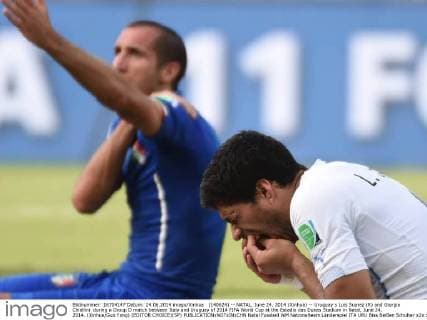 (140624) -- NATAL, June 24, 2014 (Xinhua) -- Uruguay s Luis Suarez (R) and Giorgio Chiellini during a Group D match between Italy and Uruguay of 2014 FIFA World Cup at the Estadio das Dunas Stadium in Natal, June 24, 2014. (Xinhua Guo Yong) (EDITOR CHOICE)(SP) 